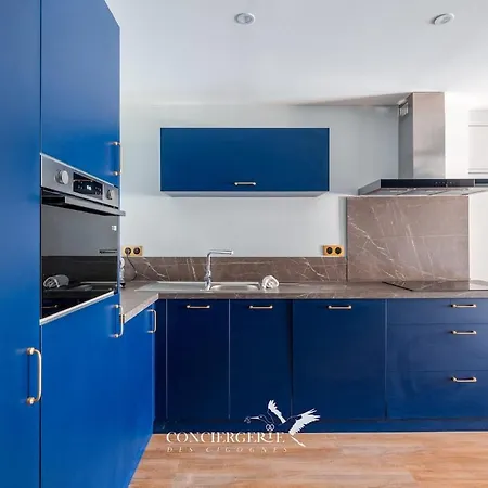 Outre-mer - In Center Of *